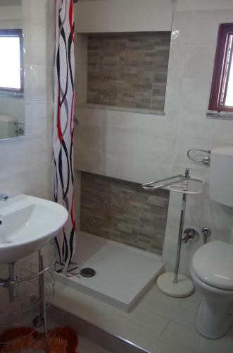 La salle de bains est pourvue d'une douche, de toilettes et d'un lavabo. dans l'établissement Scerne Holiday Service Attic, à Scerne
