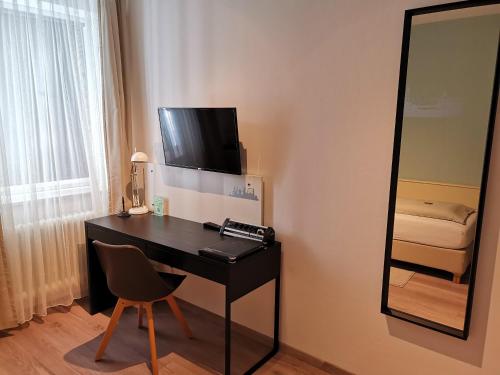 City Hotel Franziskaにあるテレビまたはエンターテインメントセンター