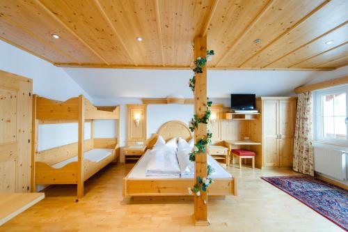 A bed or beds in a room at Sonnhof Appartements