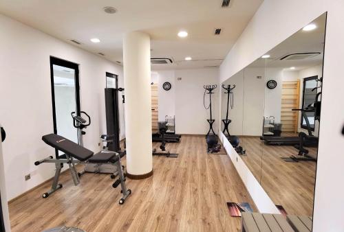 einen Fitnessraum mit Laufbändern und Trainingsgeräten in einem Gebäude in der Unterkunft Aqua Viva Spa Hotel in Welingrad