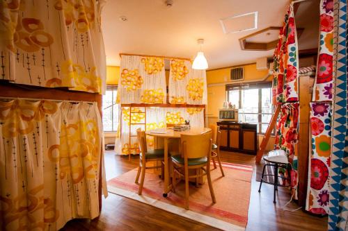 Kuchyň nebo kuchyňský kout v ubytování DEER Hostel OSAKA NAMBA