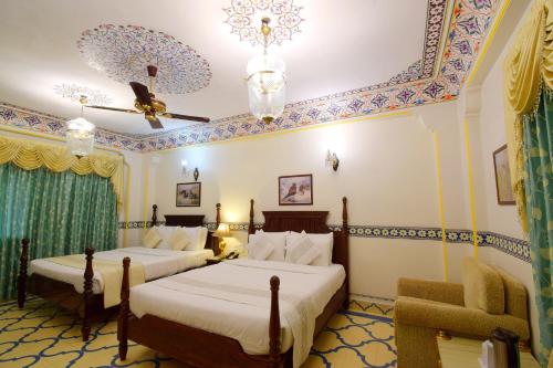 Postel nebo postele na pokoji v ubytování Umaid Bhawan - A Heritage Style Boutique Hotel