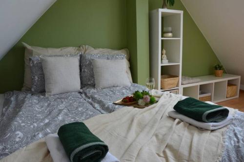 Un dormitorio con una cama con un plato de fruta. en INES apartament two Levels 105m2 in the Old Town wi-fi,, en Olsztyn