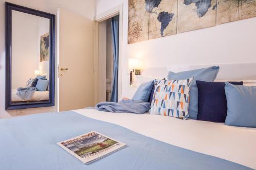 une chambre d'hôtel avec un lit et un magazine. dans l'établissement Smart Lodgings Plus, à Rome