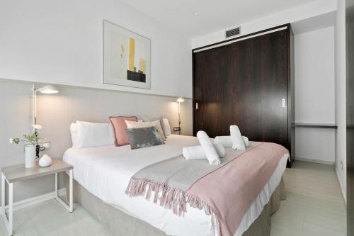 Кровать или кровати в номере Fisa Rentals Gran Via Apartments