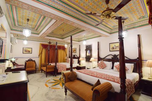 Postel nebo postele na pokoji v ubytování Umaid Bhawan - A Heritage Style Boutique Hotel