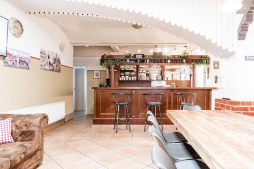 eine Bar in einem Zimmer mit einem Tisch und Stühlen in der Unterkunft Casa BARvaria in München