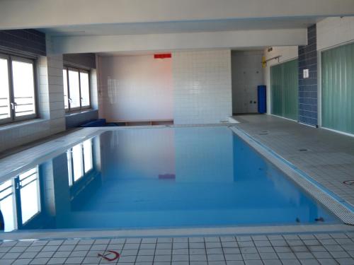 a large empty swimming pool in a building at Studio-Apartment, zentral gelegen in Cologne