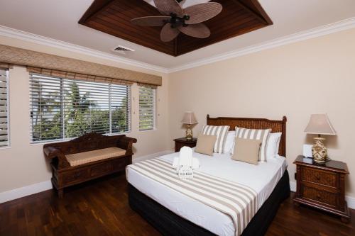 Una cama o camas en una habitación de Villa Beach Palm Cove