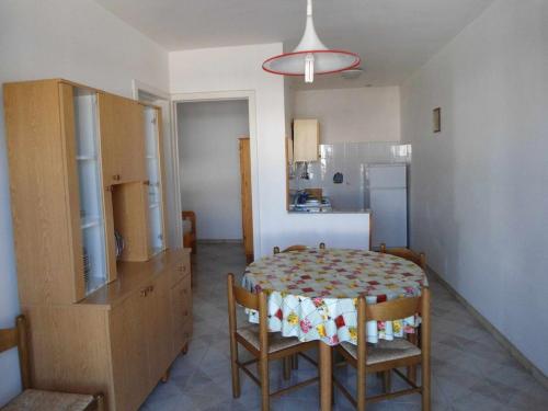 cocina con mesa y sillas en una habitación en casa posto cantoro 1, en Marina di Pescoluse