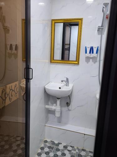 Koupelna v ubytování BOHOL HOSTEL Dhillon Hotels HK Block D 24 HOUR RECEPTION 10th floor Block D CHUNGKING MANSION