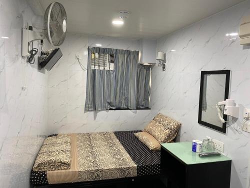 Postel nebo postele na pokoji v ubytování BOHOL HOSTEL Dhillon Hotels HK Block D 24 HOUR RECEPTION 10th floor Block D CHUNGKING MANSION