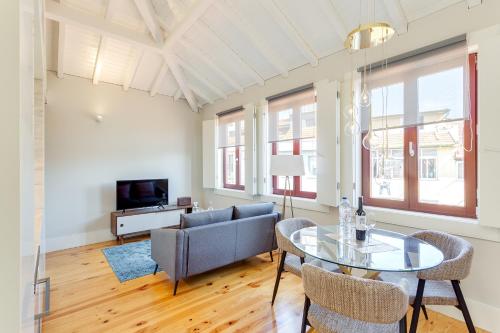 uma sala de estar com uma mesa de vidro e um sofá em DA'HOME - Rola Art Work Studio no Porto