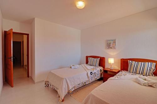 - une chambre avec 2 lits et un couloir dans l'établissement Albufeira Ocean View by Homing, à Albufeira