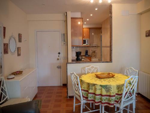 cocina con mesa y sillas en una habitación en Embajador 1 Apartament per 4 persones a primera linia de mar, en Platja d'Aro