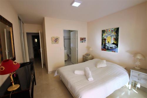 une chambre avec un lit avec deux serviettes dessus dans l'établissement Apartment 2 bedrooms2 bathroomsterrace equipped in Palm beach area, à Cannes