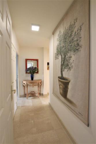 un couloir avec une grande peinture d'un arbre sur le mur dans l'établissement Apartment 2 bedrooms2 bathroomsterrace equipped in Palm beach area, à Cannes
