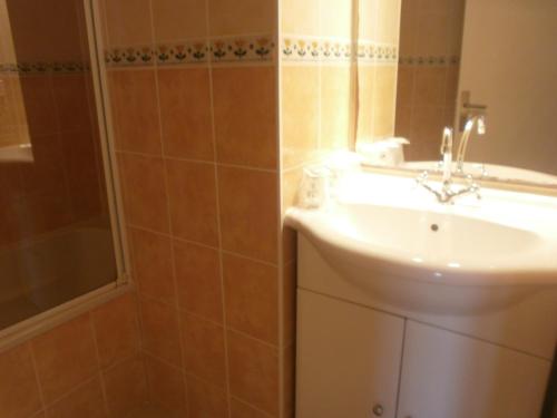 Bilik mandi di Hôtel Le Clos des Pins