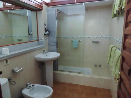 y baño con lavabo y ducha. en Apartamentos Don Pedro, en Playa del Inglés