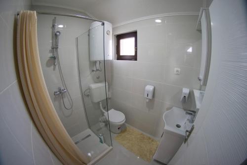Kylpyhuone majoituspaikassa Apartmani Ivković+