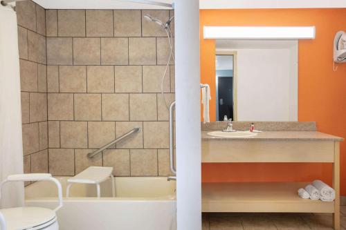 un bagno con vasca e lavandino di Super 8 by Wyndham City of Moore a Moore