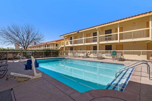 Πισίνα στο ή κοντά στο La Quinta Inn by Wyndham El Paso East Lomaland