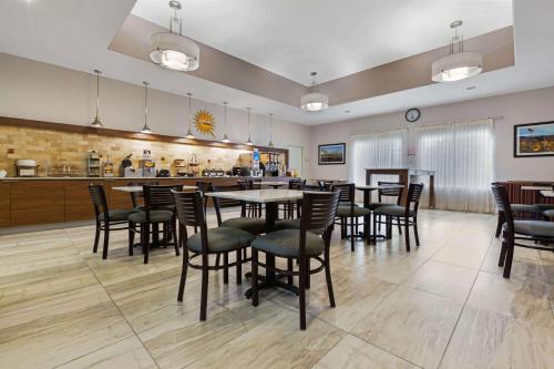 Restaurace v ubytování La Quinta by Wyndham Alvin