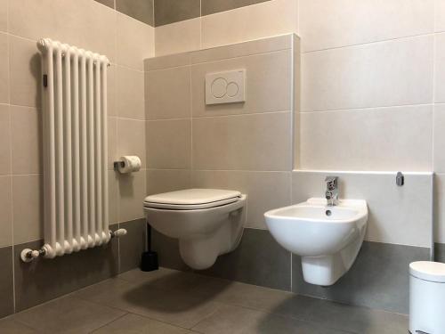 un bagno con un water e un lavandino di House of Trento - NO Reception a Trento