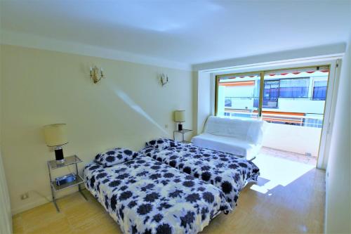 une chambre avec un lit, une chaise et une fenêtre dans l'établissement Cannes located behind the Martinez Hotel at 50 meters to the Croisette, à Cannes