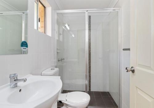 Bilik mandi di Econo Lodge Alabaster