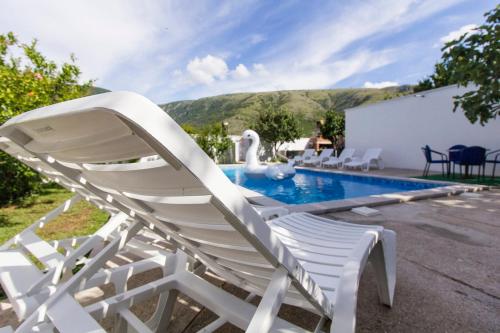 Πισίνα στο ή κοντά στο Vacation house Vila Guma Rastani Mostar