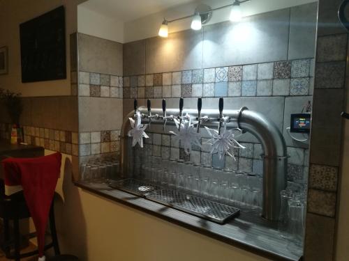 Kuchyňa alebo kuchynka v ubytovaní NOPARA gyógySERtár APARTMAN, sörfőzde, bisztró - Petőfi utca 29