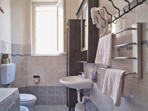 bagno con lavandino e servizi igienici di 2 passi dal mare a Finale Ligure