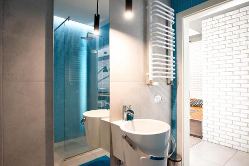 een badkamer met een wastafel en een toilet bij Apartament ZIELONA in Krynica Zdrój