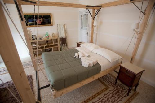 ein Schlafzimmer mit einem Himmelbett in einem Zimmer in der Unterkunft Artisan Maison in Palermo