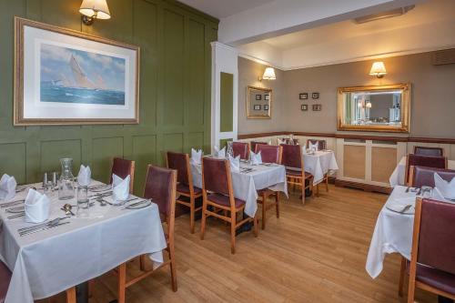 Un restaurante u otro lugar para comer en Trouville Hotel