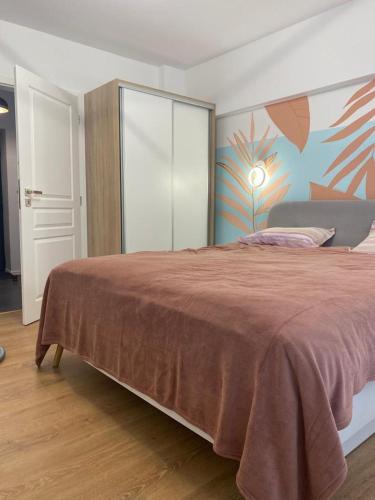 una camera da letto con un grande letto con una coperta marrone di Mery Luxury Apartment a Galaţi