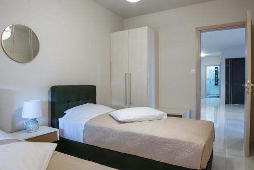 Postel nebo postele na pokoji v ubytování Olivia Suite