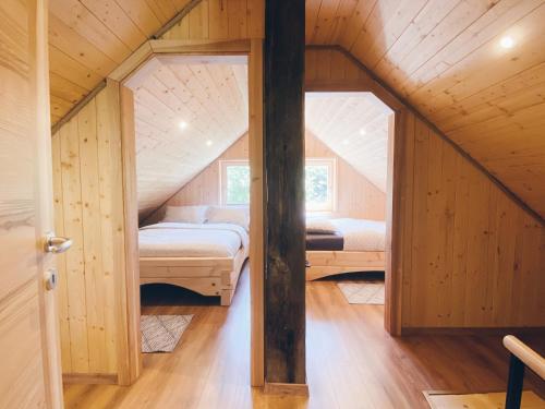 Tempat tidur dalam kamar di Log House Natura