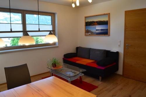 ein Wohnzimmer mit einem Sofa und einem Tisch in der Unterkunft Apartment Klein & Fein in Schlitters