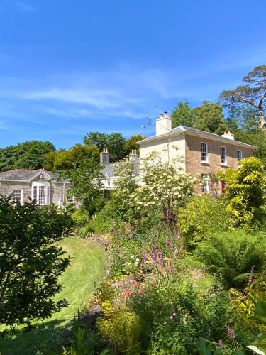 een tuin voor een huis bij Red River Stables - Peaceful, beautiful grounds, swimming pool, central location for West Cornwall in Camborne