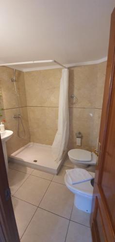 een badkamer met een douche, een toilet en een wastafel bij Bubu Beach 5 Ático in Los Cristianos