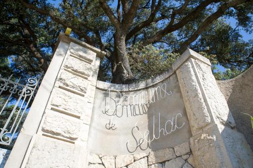 a sign in front of a gate with a tree at Domaine de Selhac in Frontignan