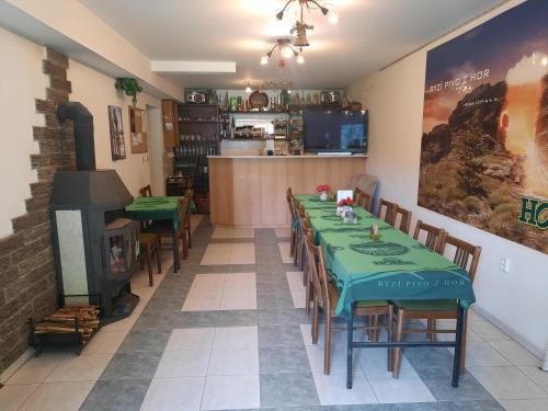 uma sala de jantar com uma mesa e uma lareira em Penzion pod Paprskem em Staré Mesto