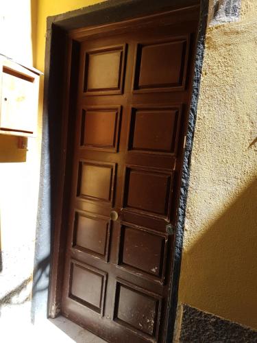 eine Holztür an der Seite eines Gebäudes in der Unterkunft CASA BACICCIA in Badalucco
