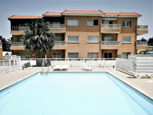 uma grande piscina em frente a um edifício em Apartment Walnut103 with pool em Pafos
