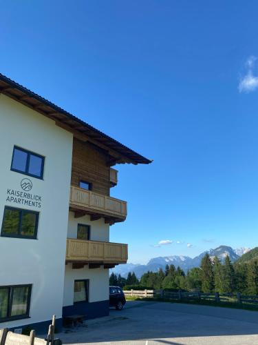 un edificio con vistas a las montañas en Kaiserblick Apartments, en Oberau