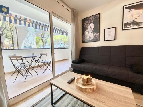 プラヤ・デアロにあるHabitat Barcelona Apartmentのリビングルーム(ソファ、テーブル付)