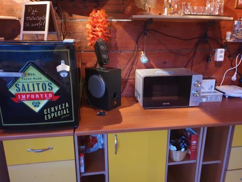 a counter top with a microwave and a microwave at Porto Lima in Limanu