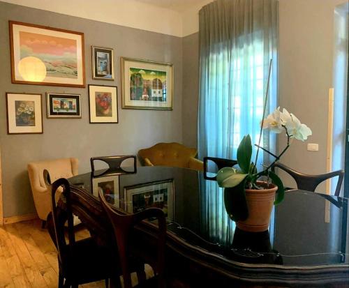 uma sala de estar com uma mesa e uma lareira em Tommy Vitello camere em Cassano Magnago